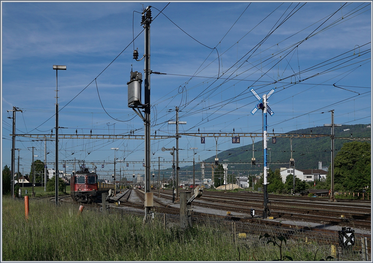 The SBB Re 430 357-4 in Bile RB. in the backgrund old Semaphors.
16.05.2017