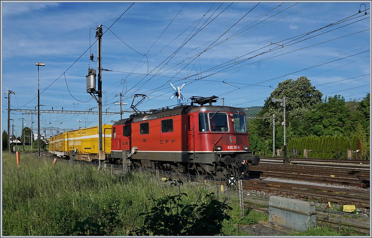 The SBB Re 430 357-4 in Bile RB. in the backgrund old Semaphors.
16.05.2017