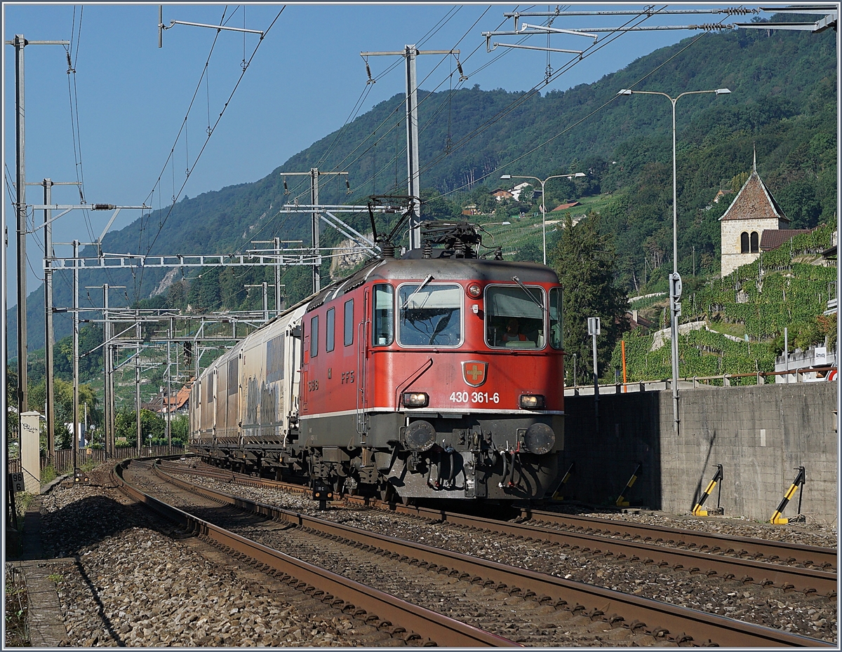 The SBB Re 430 361-6 with a Cargo train by Twann.
18.08.2017