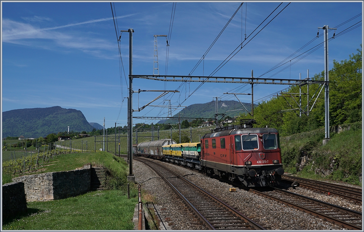 The SBB Re 430 370-7 wit a Post-Train by Auvernier.
16.05.2017 