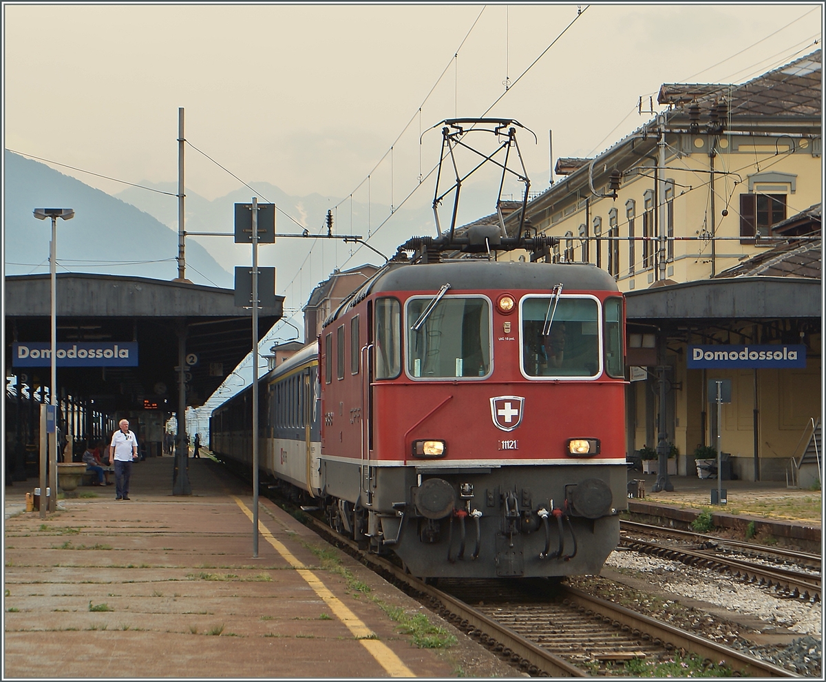 The SBB Re 4/4 11121 wiht an IR in Domodossola.
13.05.2015