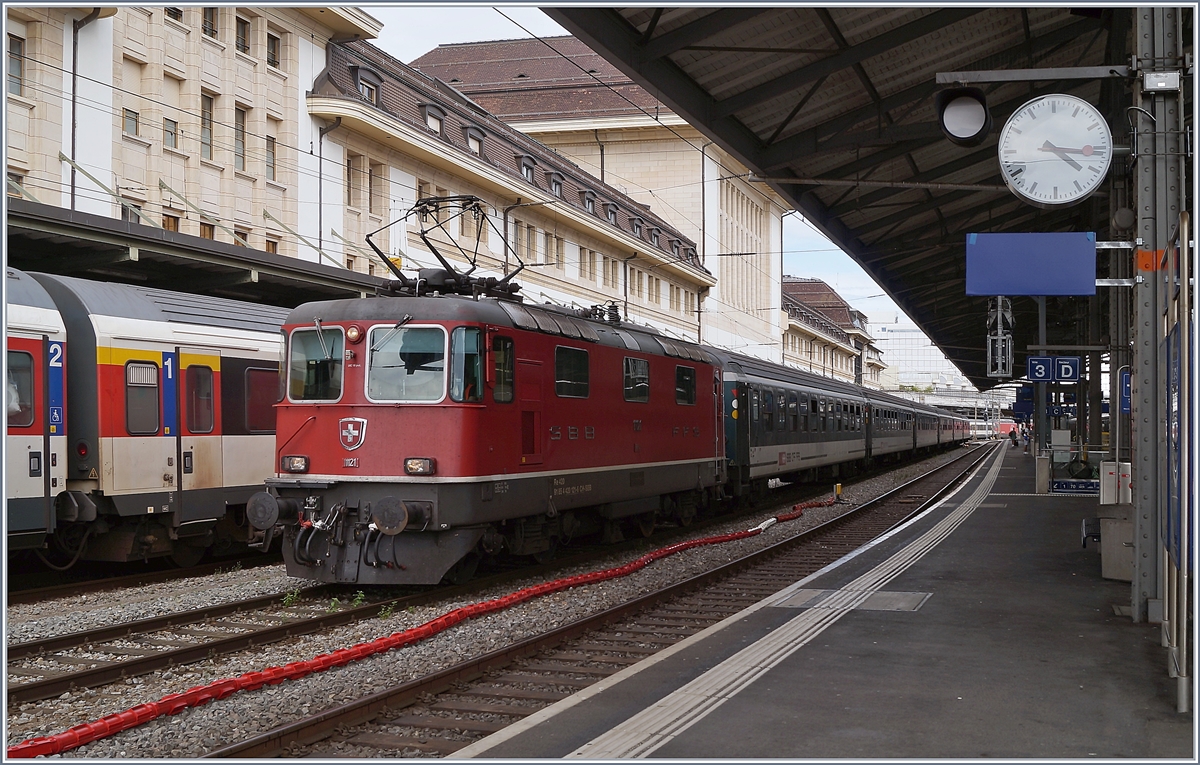 The SBB Re 4/4 11121 (91 85 4 420 121-6 CH-SBB) with a Special Sercie in Lausanne. 

17.08.2019