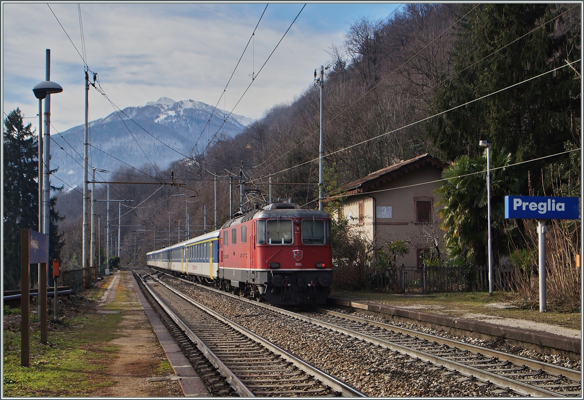 The SBB Re 4/4 11129 with the IR 3317 on the way to Domodossola in Preglia.
27.01.2015