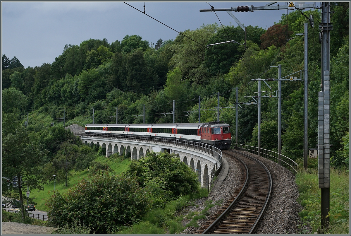 The SBB Re 4/4 11153 wiht an IR to Schaffhausen near Neuhausen am Rheinfall.
18.06.2016