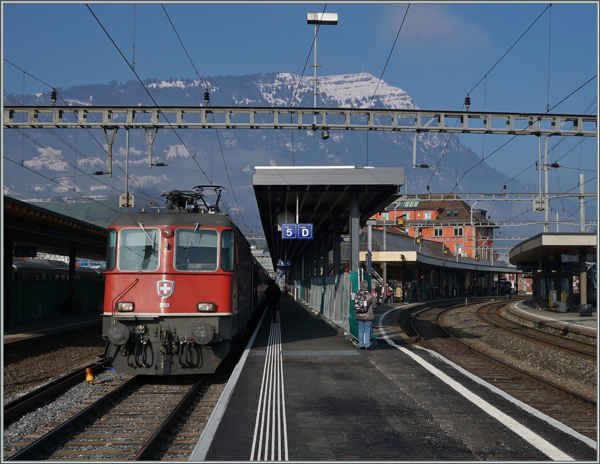 The SBB Re 4/4 11159 with a Gotthard IR to Locarno in Arth Goldau. In the Beckground the Mountain Rigi.
17.03.2016
