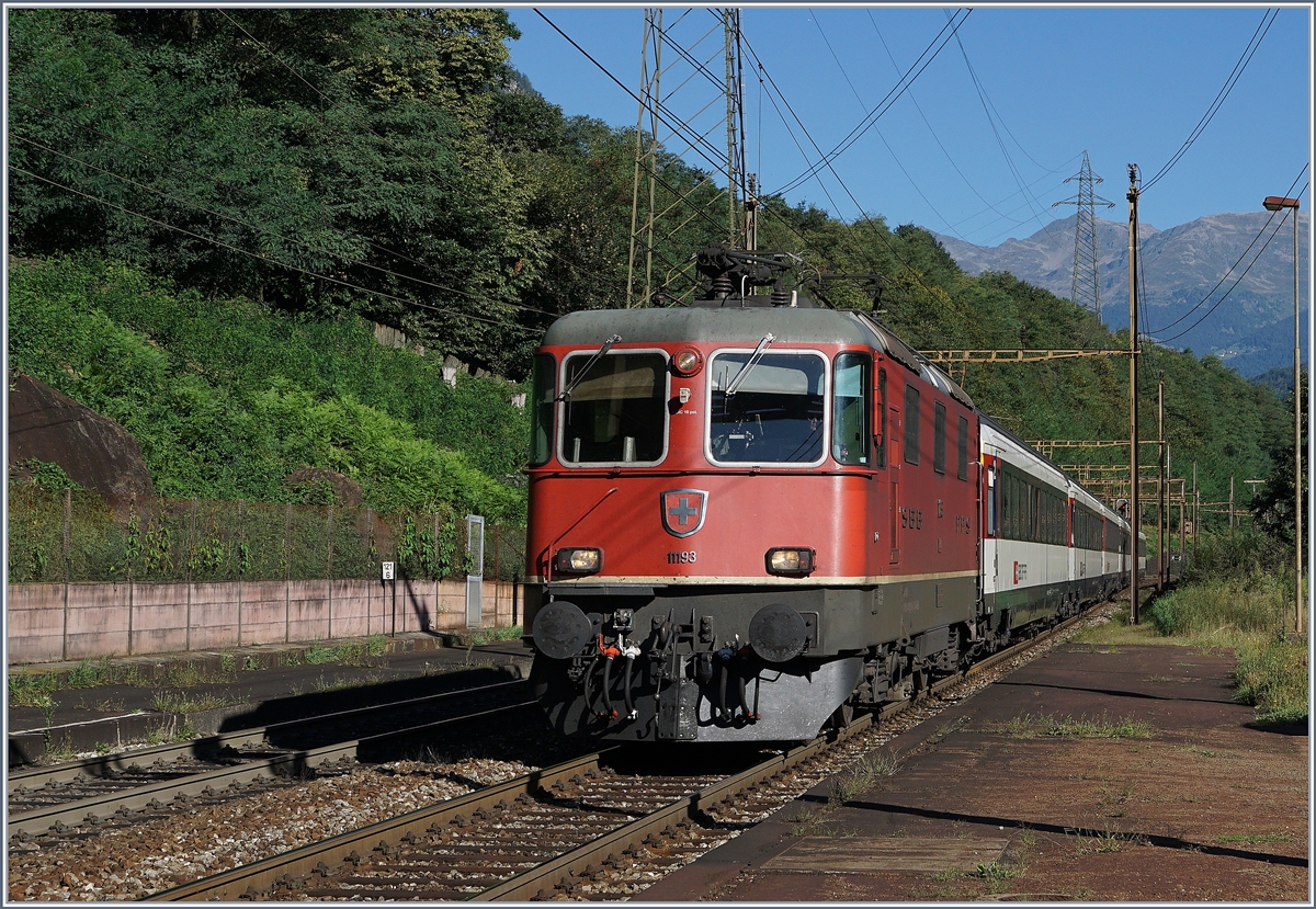 The SBB Re 4/4 11193 with an IR in Giornico on the way to Bellinzona.

07.09.2016