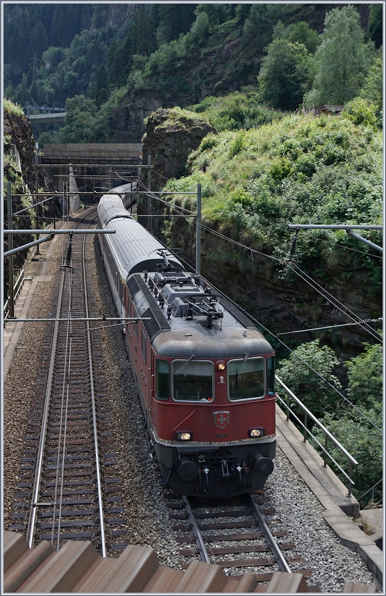 The SBB Re 4/4 11245 with a Gotthard IR in the Dazio Grande between Faido and Rodi Fiesso.
21.07.2016