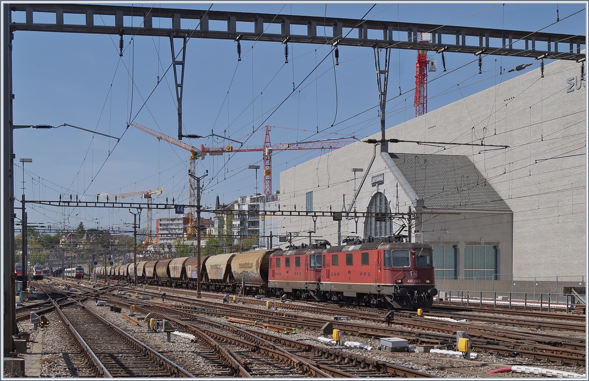 The SBB Re 4/4 11250 and 11275 wiht the  Spaghetti  Cargo Train in Lausanne.

17.04.2020