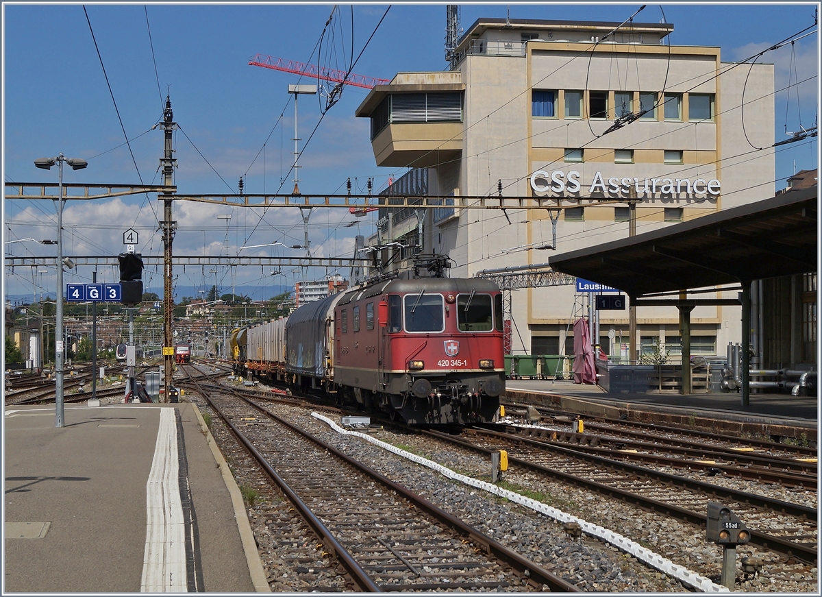 The SBB Re  4/4 11345 (Re 420 345-1) with a Cargo Train in Lausanne.

13.07.2020