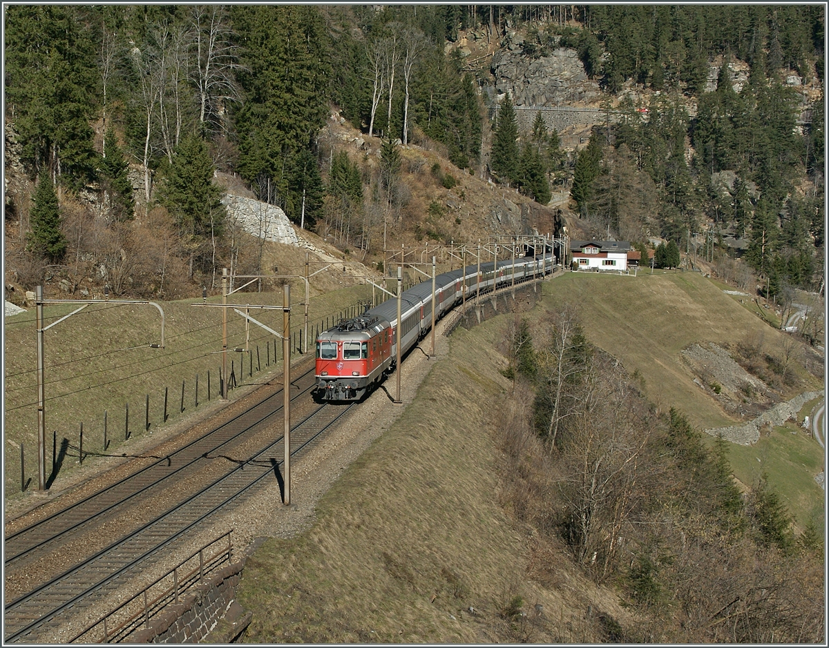 The SBB Re 4/4 II 11199 wiht the IR 2267 over Wassen.
14.03.2014