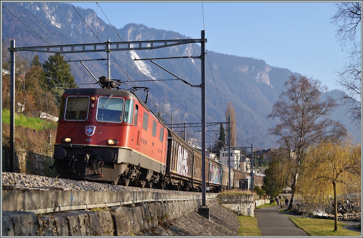 The SBB Re 4/4 II 11232 with a Cargo tran near Villeneuve. 
10.03.2014