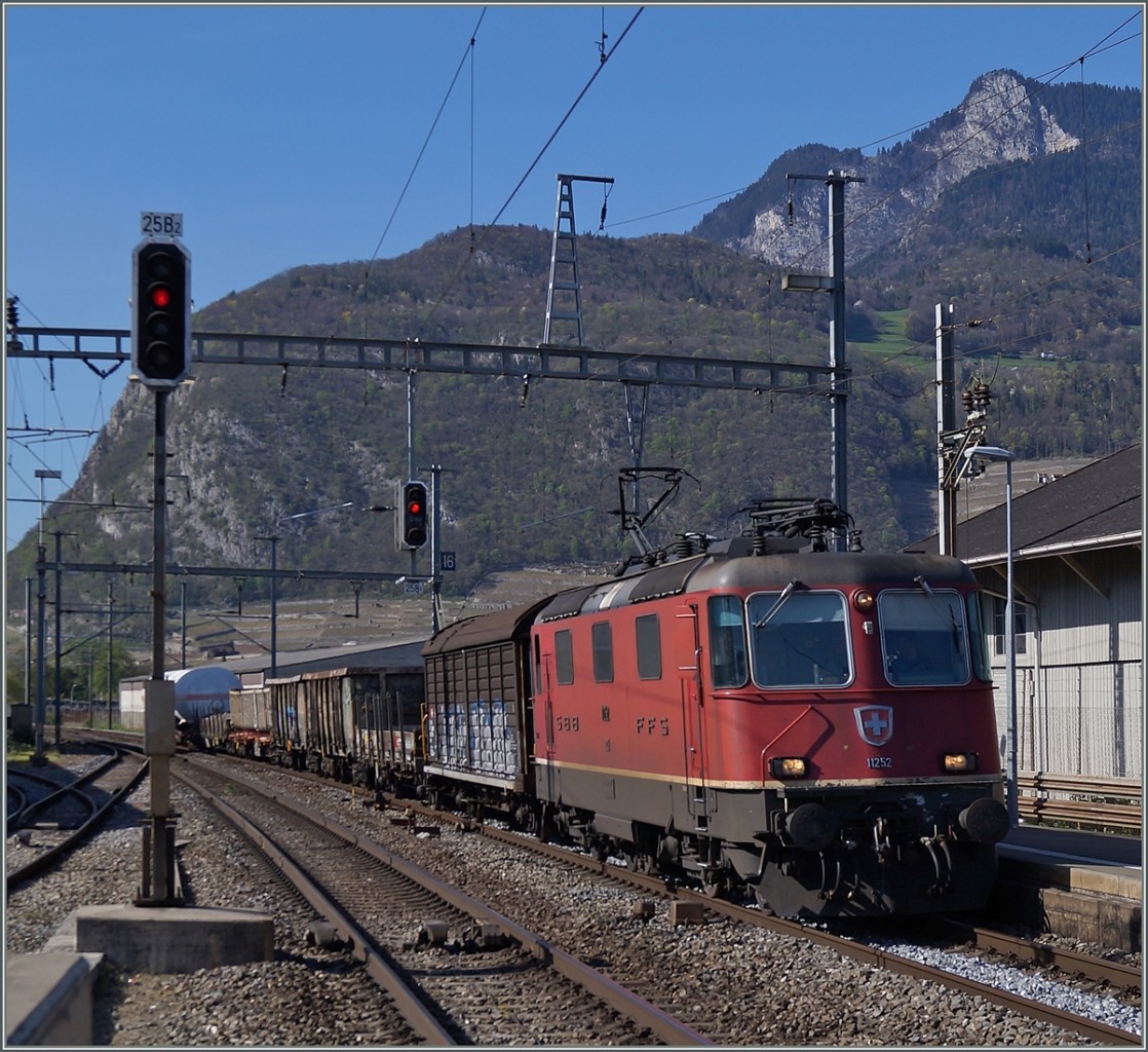 The SBB Re 4/4 II 11252 in Aigle.
09.04.2014