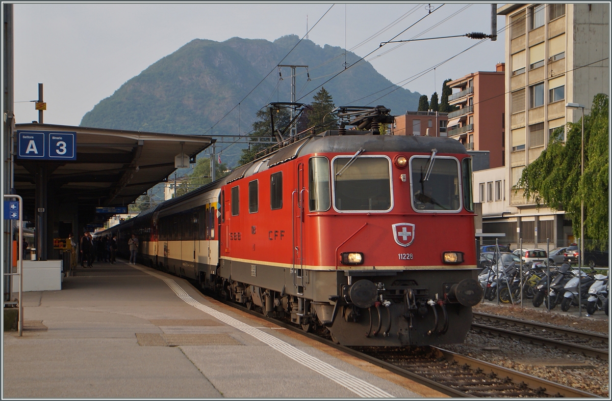 The SBB Re 4/4 II 11228 in Lugano.
06.05.2014