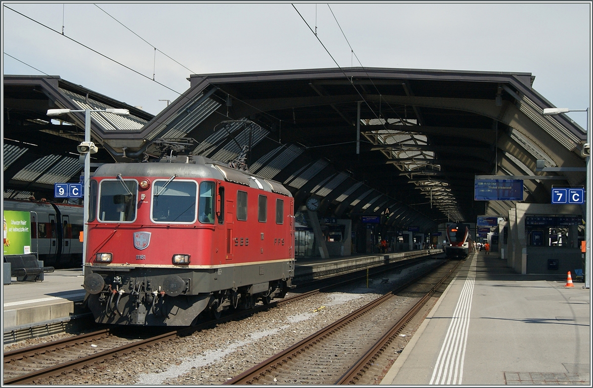 The SBB Re 4/4 II 11181 in Zürich Main Station.
06.06.2015