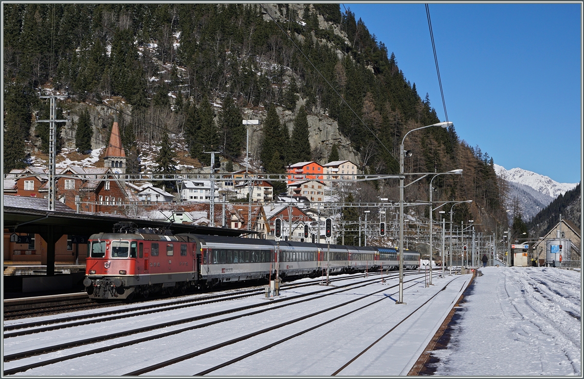 The SBB Re 4/4 II 11164 wiht his IR to Locaro is arriving at Göschenen.
11.02.2016