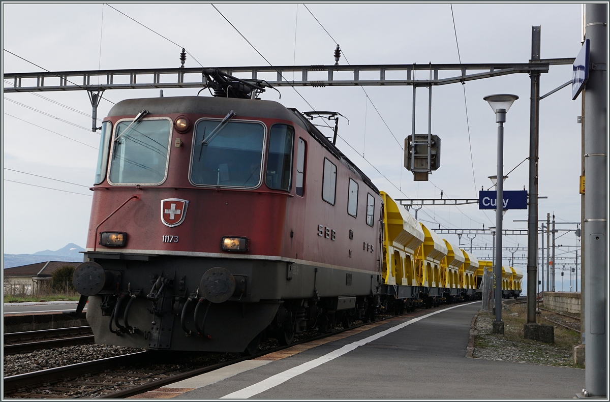 The SBB Re 4/4 II 11173 in Cully.
22.02.2016