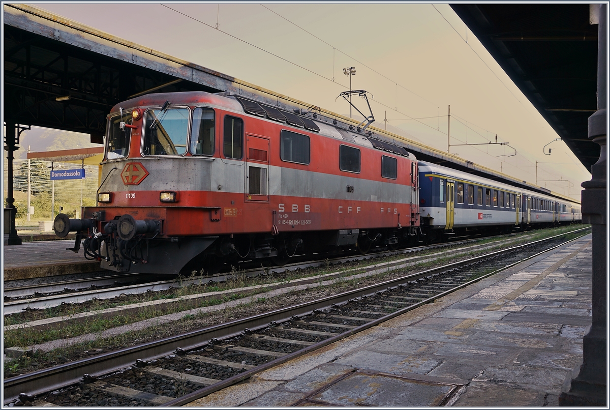 The SBB Re 4/4 II 11109  Swiss Express  in Domodossola.
07.10.2016