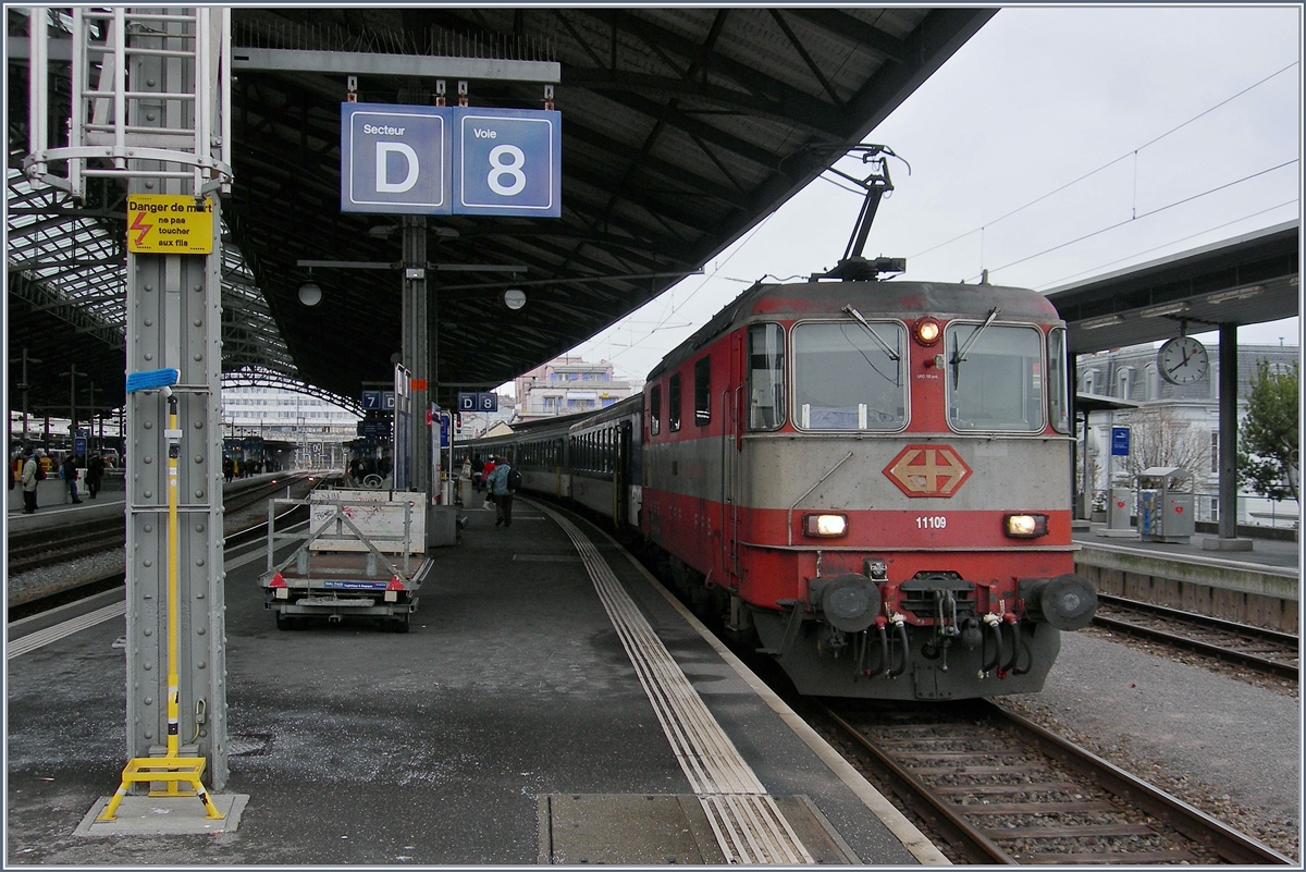 The SBB Re 4/4 II 11109 Swiss Express in Lausanne.
10.01.2017