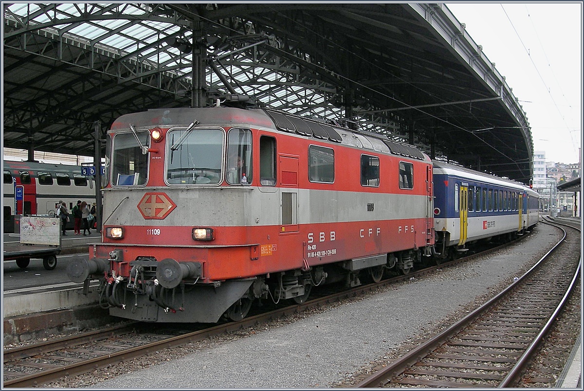 The SBB Re 4/4 II 11109 in Lausanne.
09.01.2017