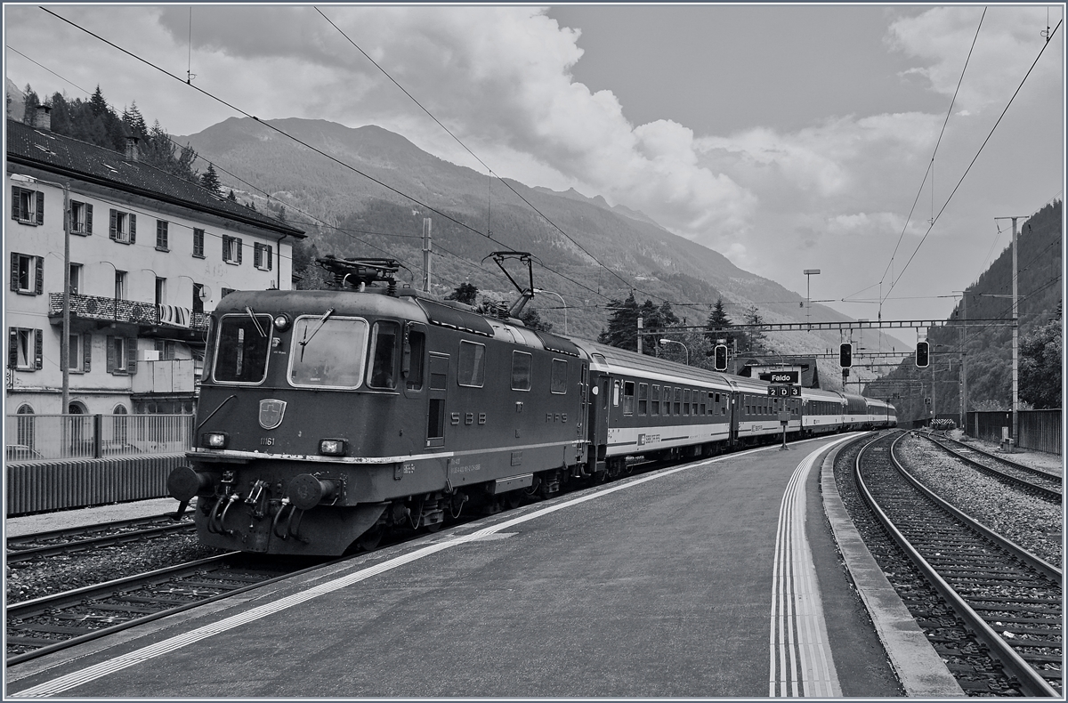 The SBB Re 4/4 II 11161 with an IR in Faido.
21.07.2016