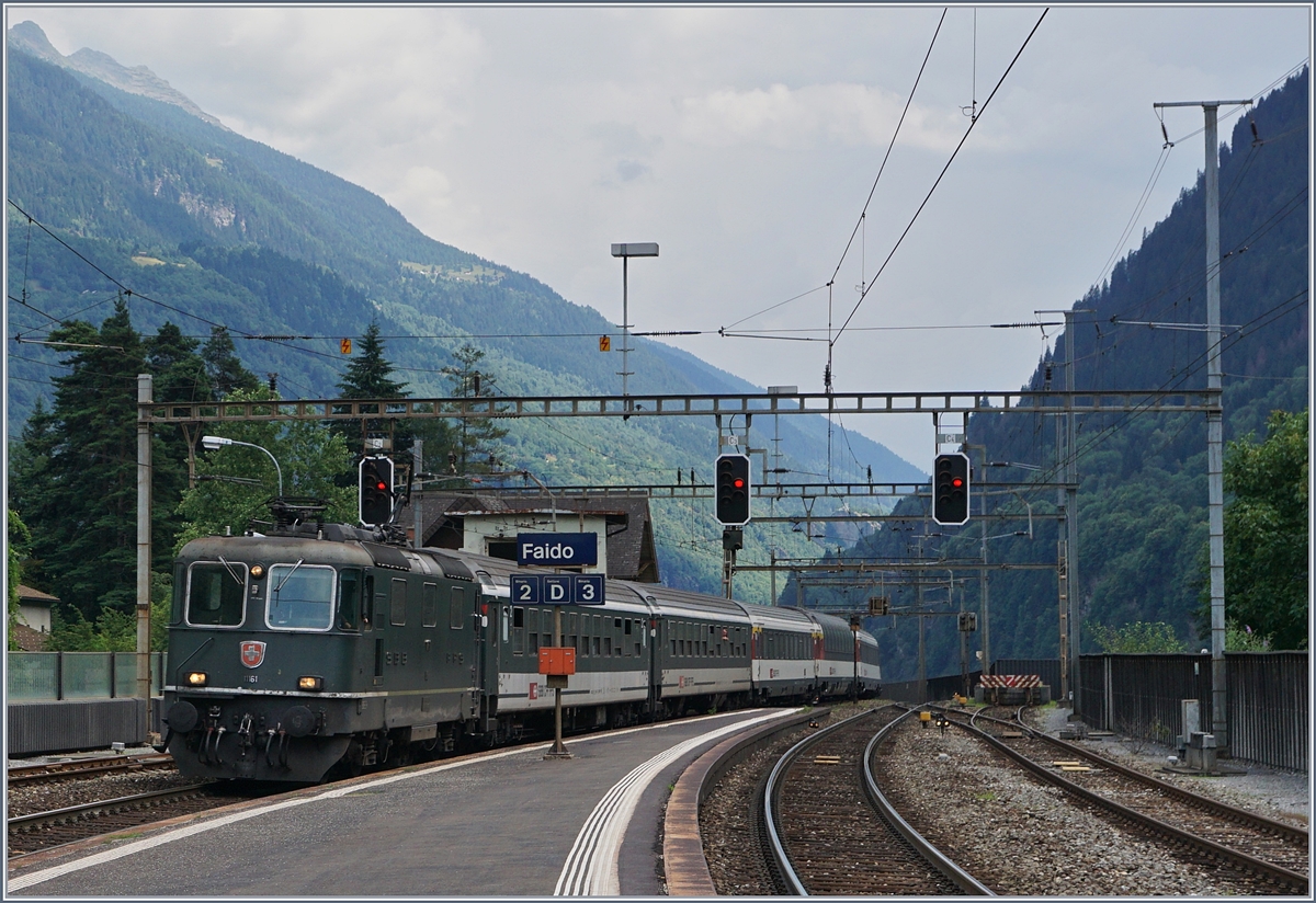 The SBB Re 4/4 II 11161  with an IR in Faido.
21.07.2016