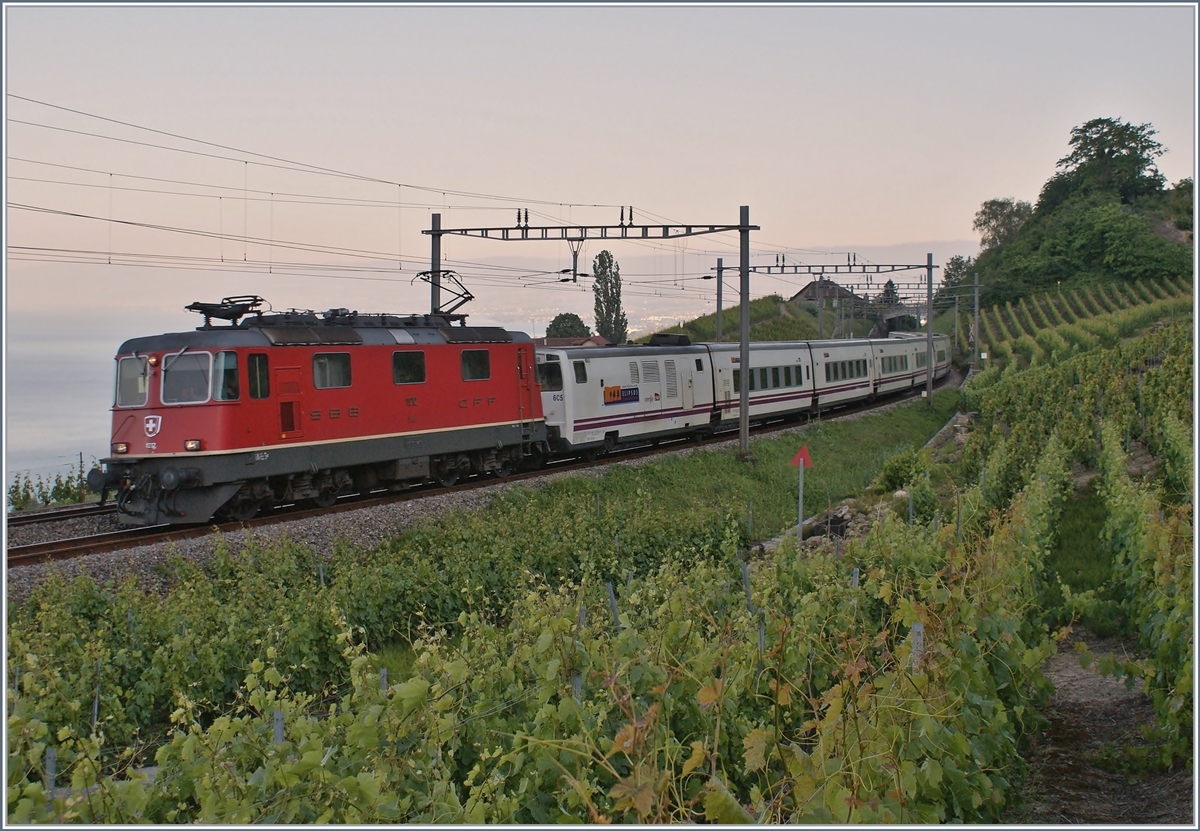 The SBB Re 4/4 II 11212 wiht the Euronight Barcolona - Zuerich by Grandvaux. 
23.06.2010