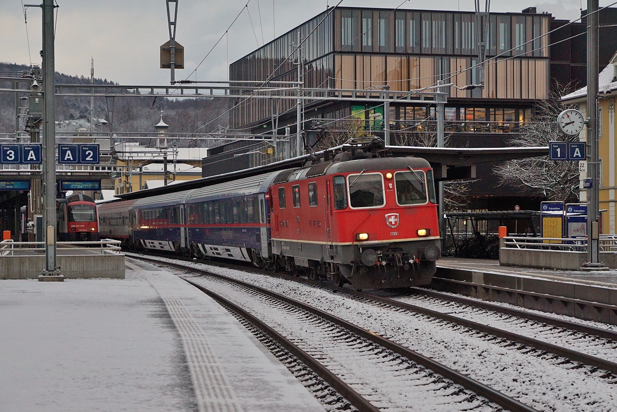 The SBB Re 4/4 II 11301 with a Night Jet from Hamburg to Zürich by his stop in Baden. 
09.12.2017