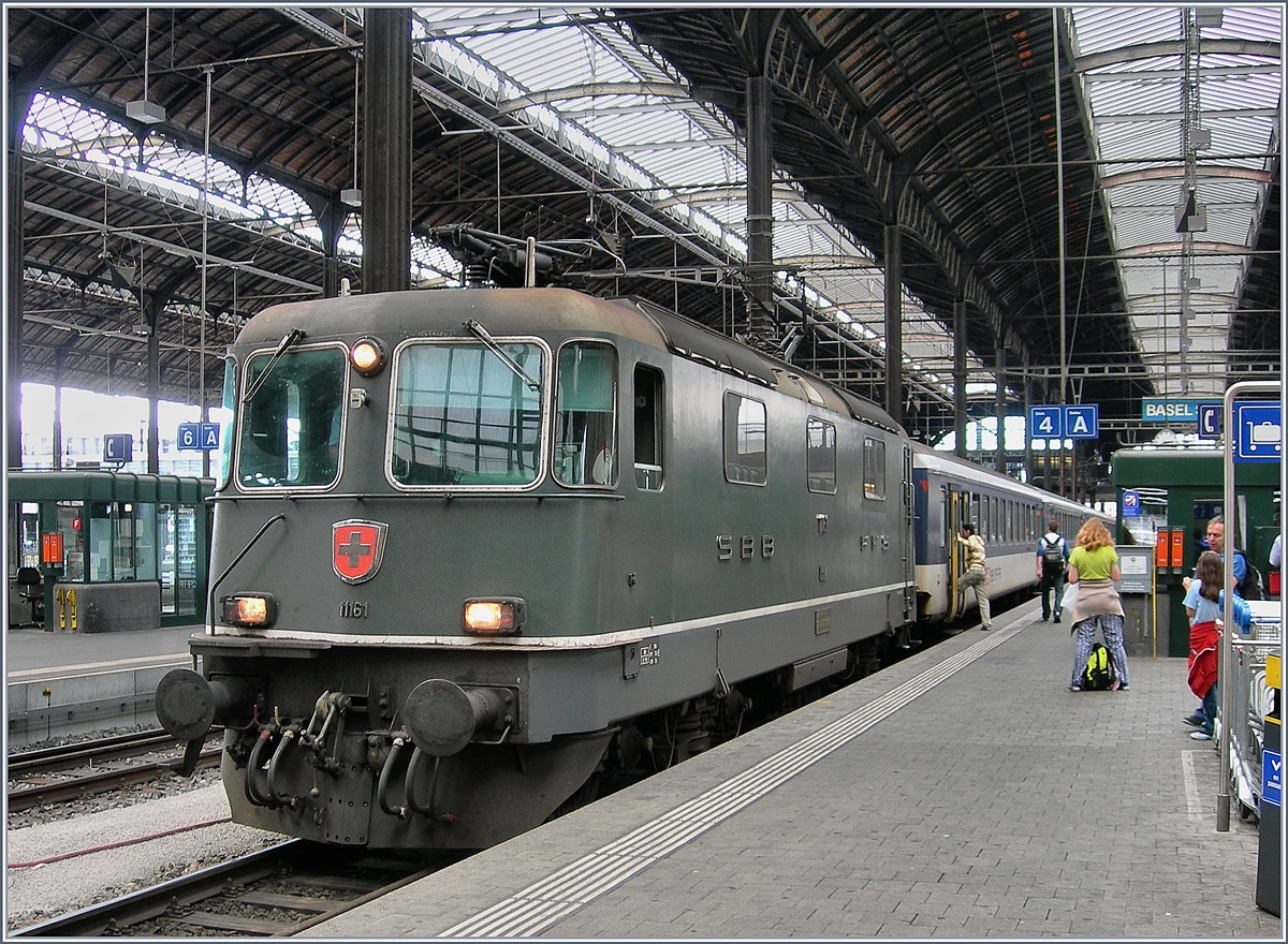 The SBB Re 4/4 II 1161 with a RE to Zofingen in the Basel SBB Station.
22.06.2007
