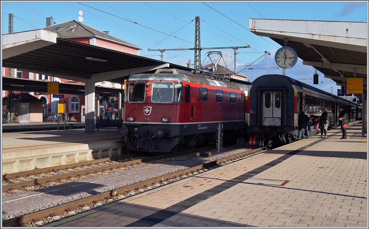 The SBB Re 4/4 II 11124 wiht a IC 4 to Zürich in Singen.
02.01.2018