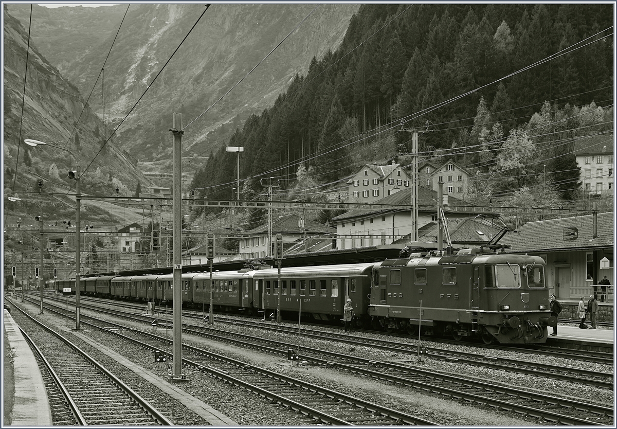 The SBB Re 4/4 II 11161 wiht the  Steamer -Train in Göschenen.
21.10.2017