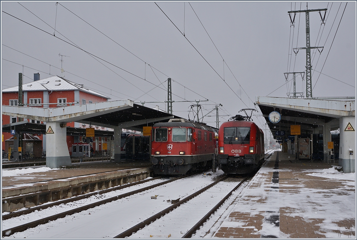 The SBB Re 4/4 II 11139 and the ÖBB 1116 087 in Singen.
09.12.2017
