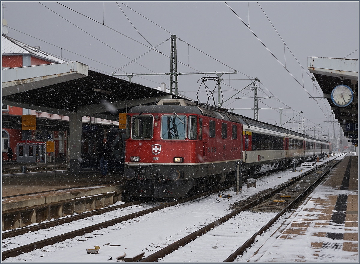 The SBB Re 4/4 II 11139 wiht the IC from Stuttgart to Zürich is waiting in Singen the departure times.
09.12.2017