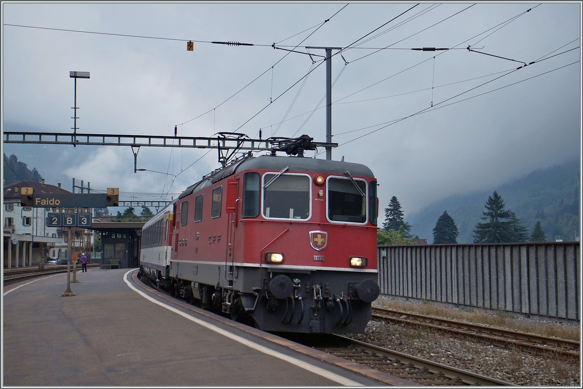 The SBB Re 4/4 II 11196 with an IR in Faido.
22.09.2015