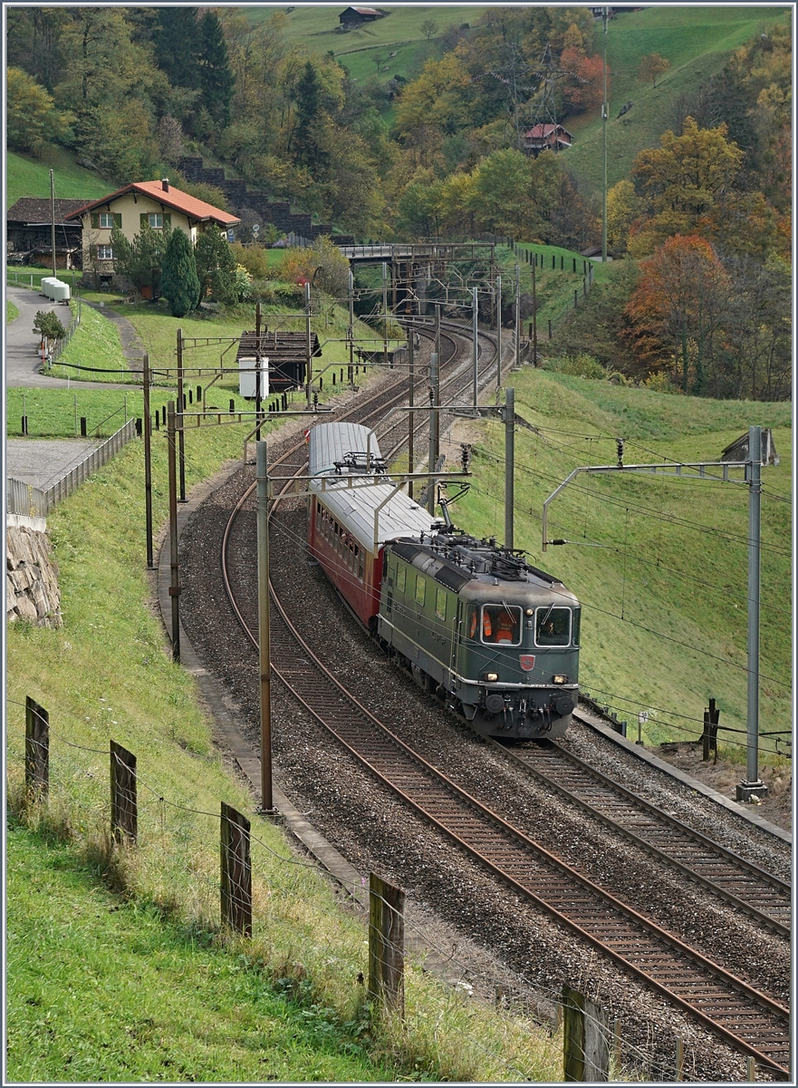 The SBB Re 4/4 II 11161 wiht the Photo-Train (for the C 5/6Stemaer train) by Intschi.
21.10.2017