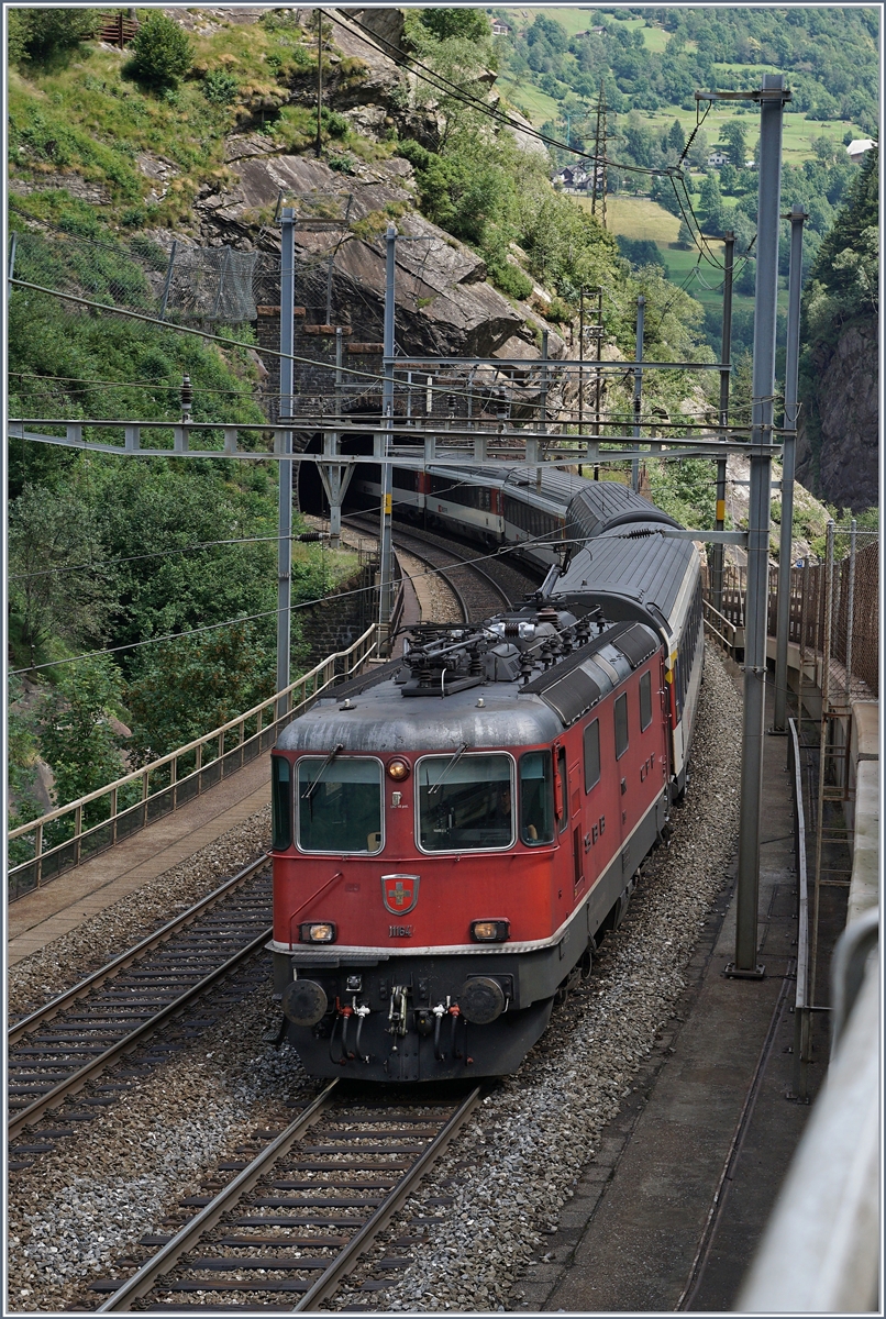 The SBB Re 4/4 II 11164 with a Gotthard IR in the DAZIO GRADE near Rodi-Fiesso. 

21. 07.2016