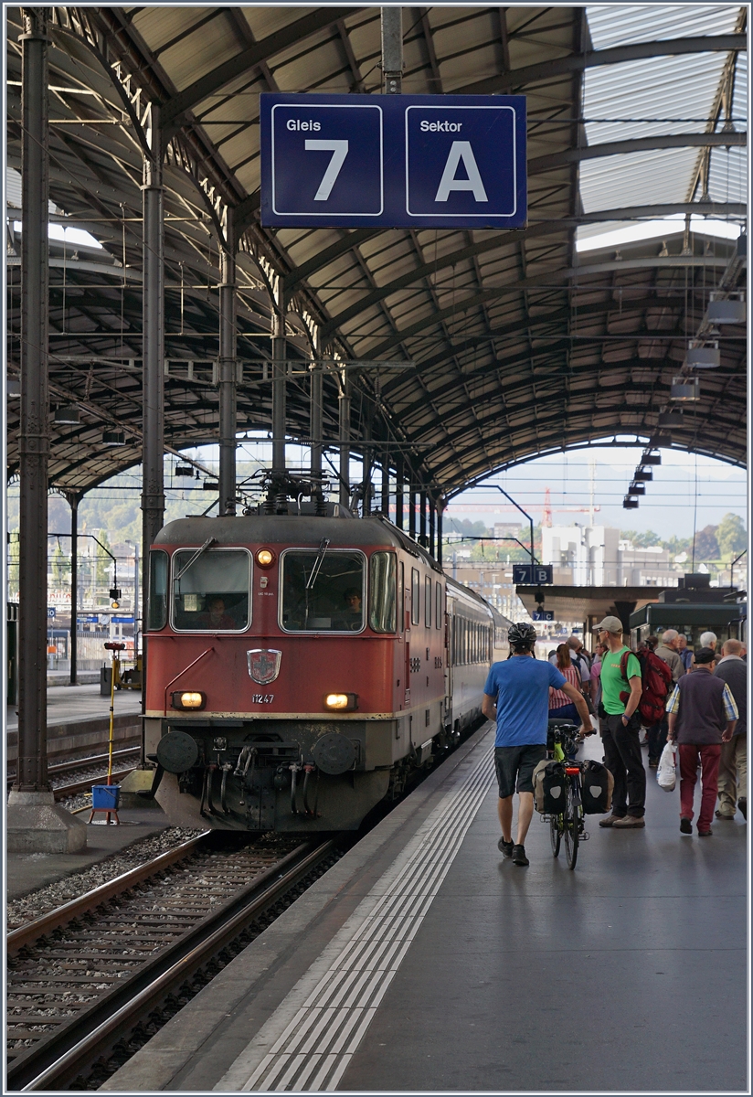 The SBB Re 4/4 II 11247 is arriving at Luzern. 

28.07.2016 