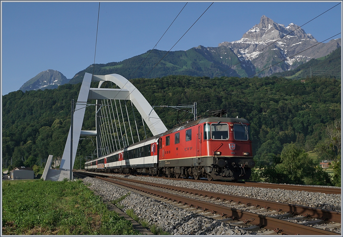 The SBB Re 4/4 II 11193 with an RE to Lausanne near Bex. 

25.06.2019