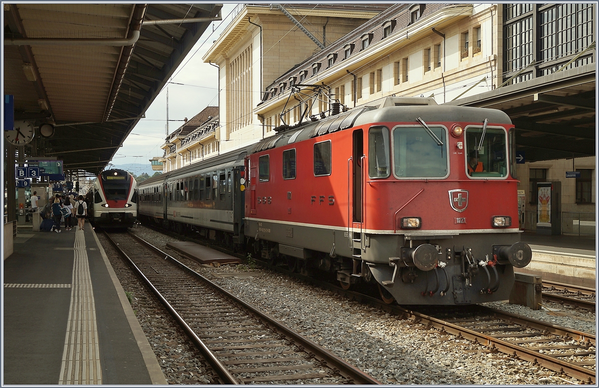The SBB Re 4/4 II 11121 (Re 420 91 85 4 420 121-6 CH-SBB) wiht a sepecial Service in Lausanne. 

17.08.2019