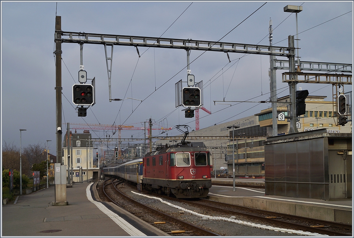 The SBB Re 4/4 II 11197 and 11194 with a Dispotrain in Lausanne. 25.01.2020