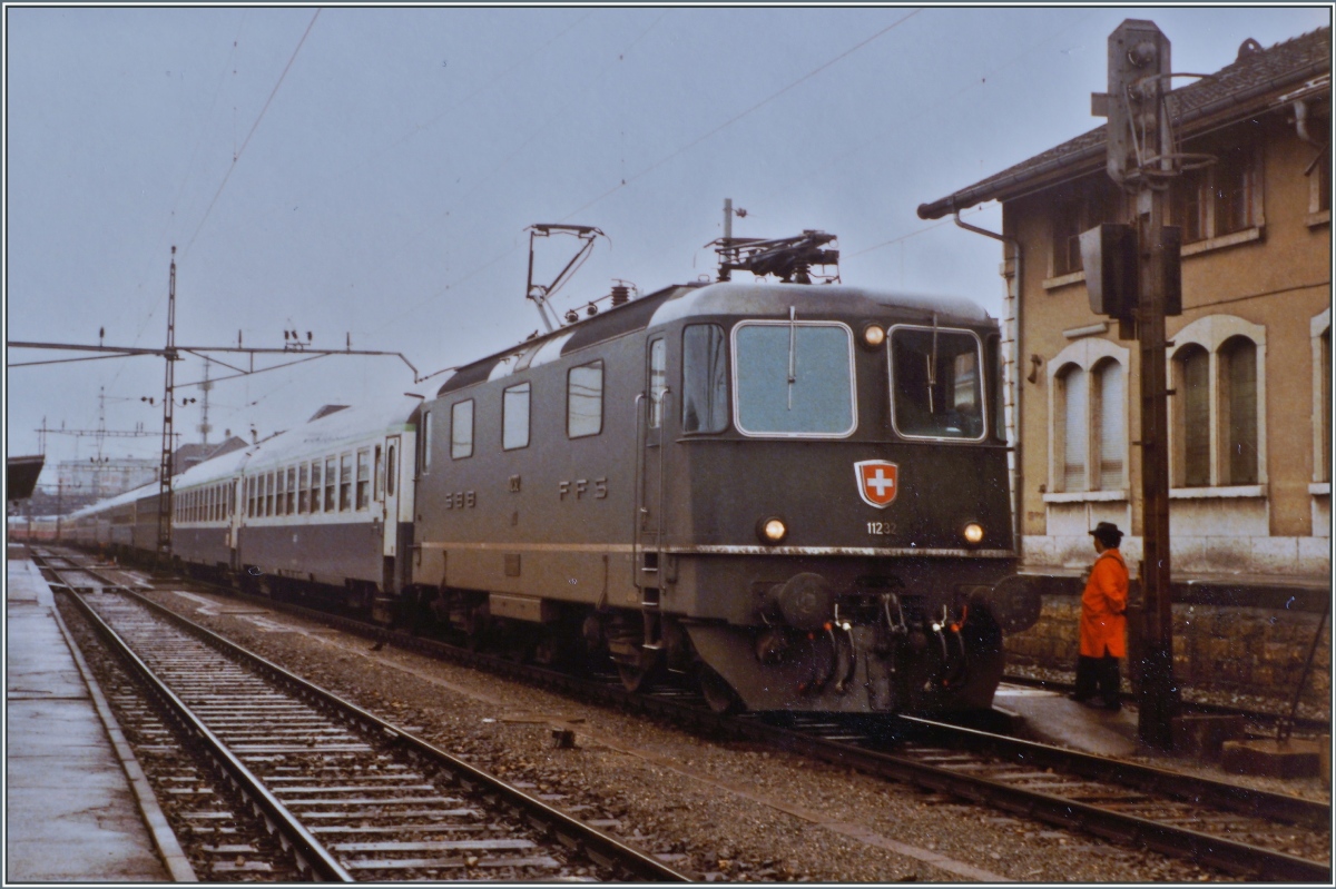The SBB Re 4/4 II 11232 wiht the Hispania Express (Port-Bou-Basel) and EC Mont-Blanc (Genève - Hamburg) by his stop in Delémont.

16.09.1984