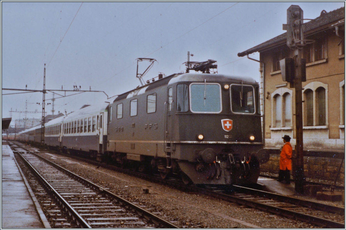 The SBB Re 4/4 II 11232 wiht the Hispania Express (Port-Bou-Basel) and EC Mont-Blanc (Genève - Hamburg) by his stop in Delémont.

16.09.1984