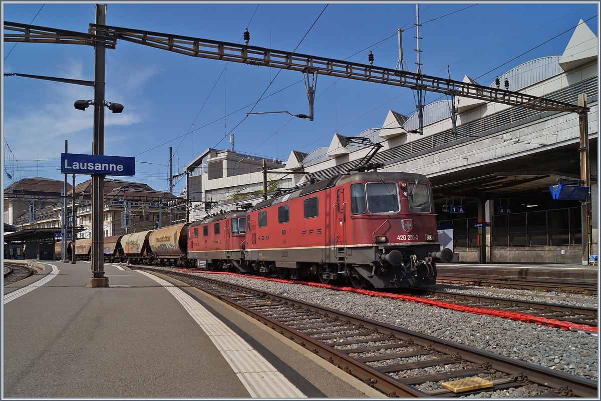 The SBB Re 4/4 II 11250 and 11275 with a Cargo Train in Lausanne. 

17. April 2020