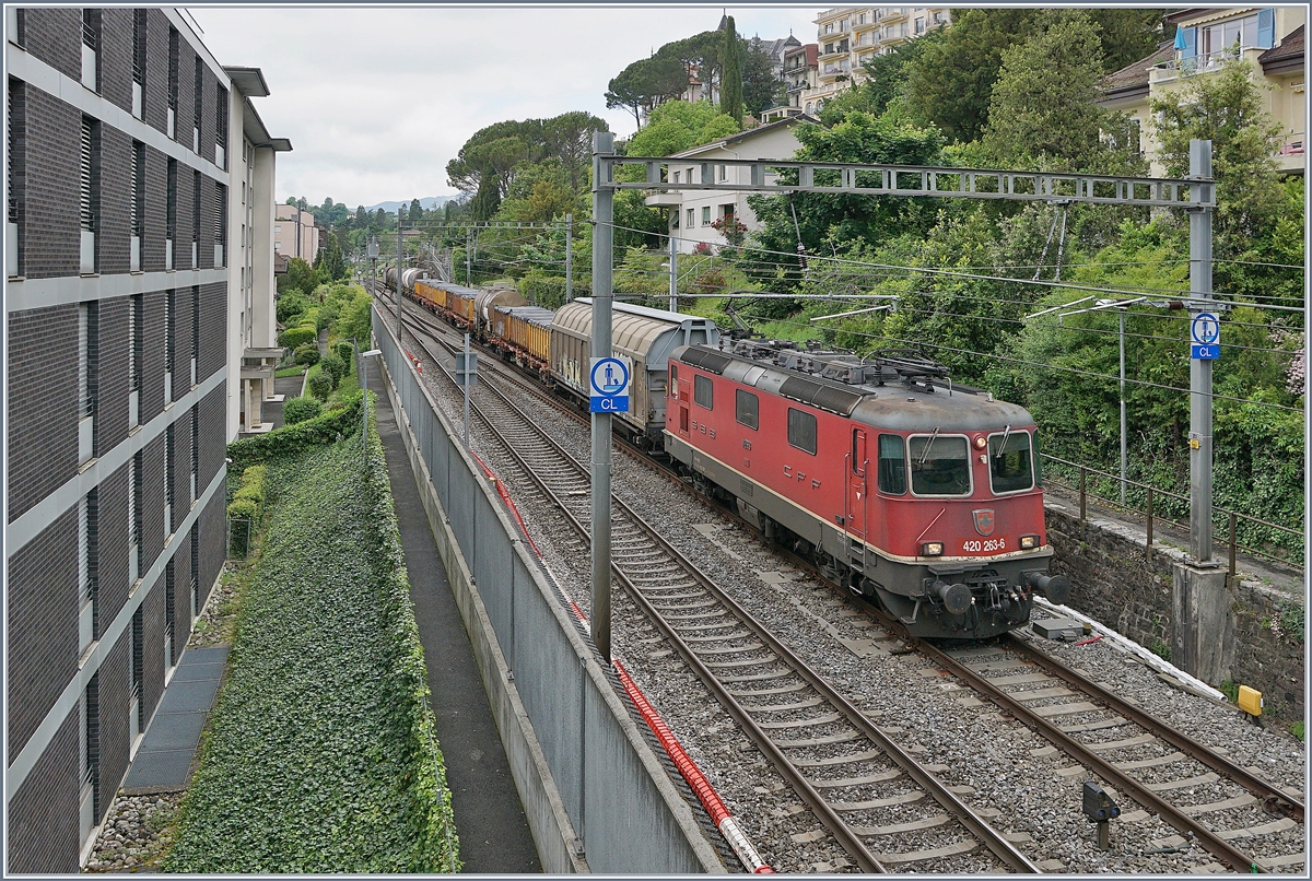 The SBB Re 4/4 II 11263 with a Cargo train by Montreux.

06.05.2020