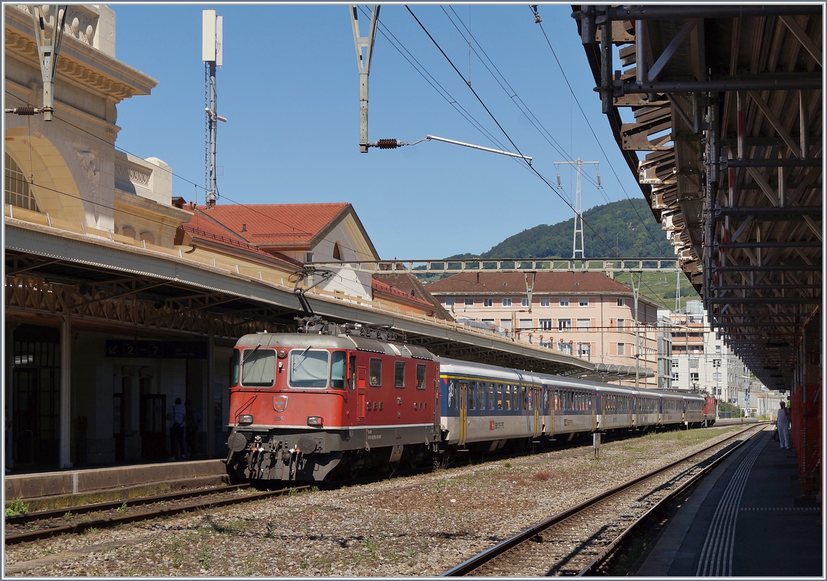 The SBB Re 4/4 II 11195 and an other one wiht a  Dispo-Zug  in Vevey on the way to Lausanne.

30.06.2020