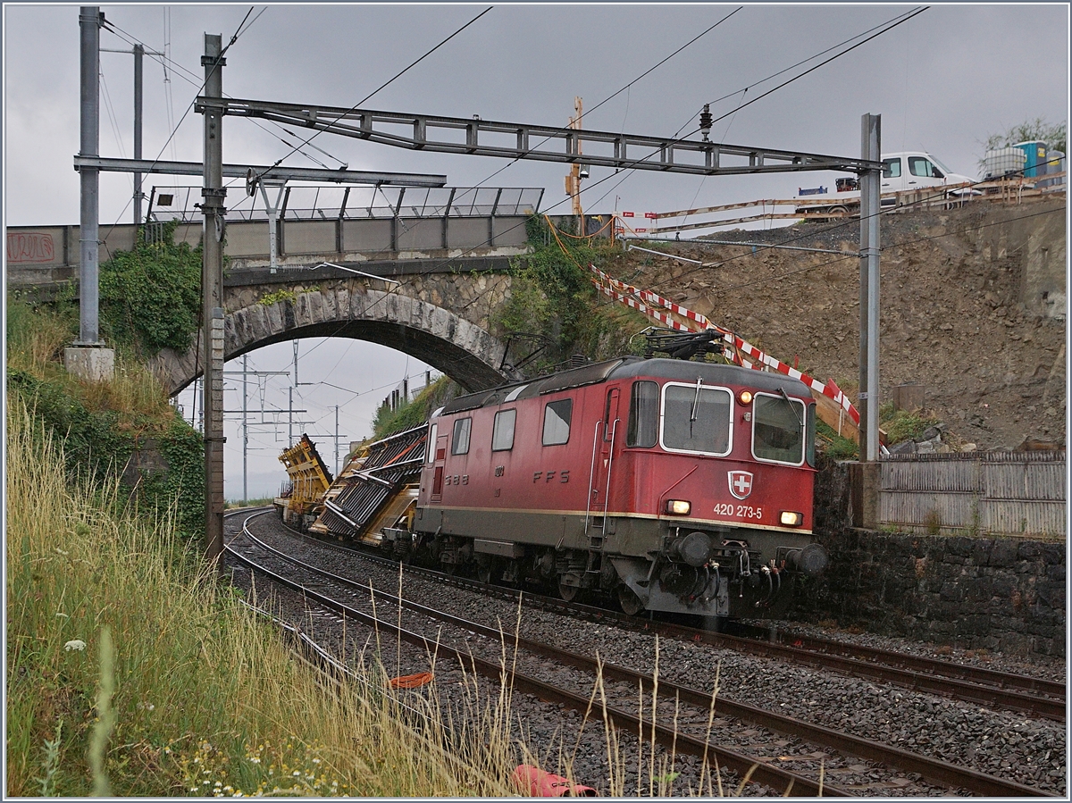 The SBB Re 4/4 II 11273 (Re 420 273-5) with a Cargo train in Cully. 

03.08.2020