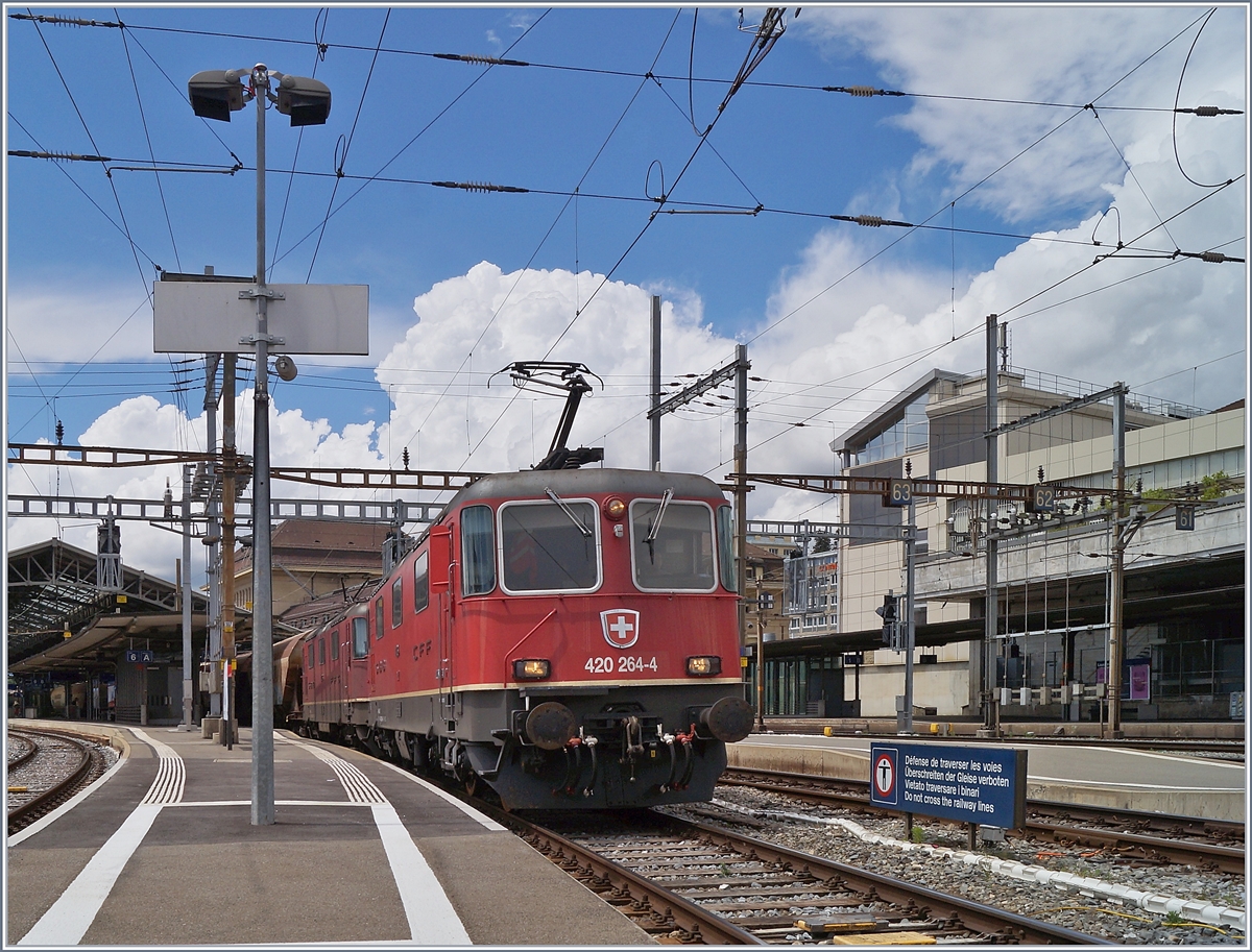 The SBB Re 4/4 II 11264 (Re 420 264-4) an an other one wiht a Cargo Train in Lausanne. 

18.06.2020