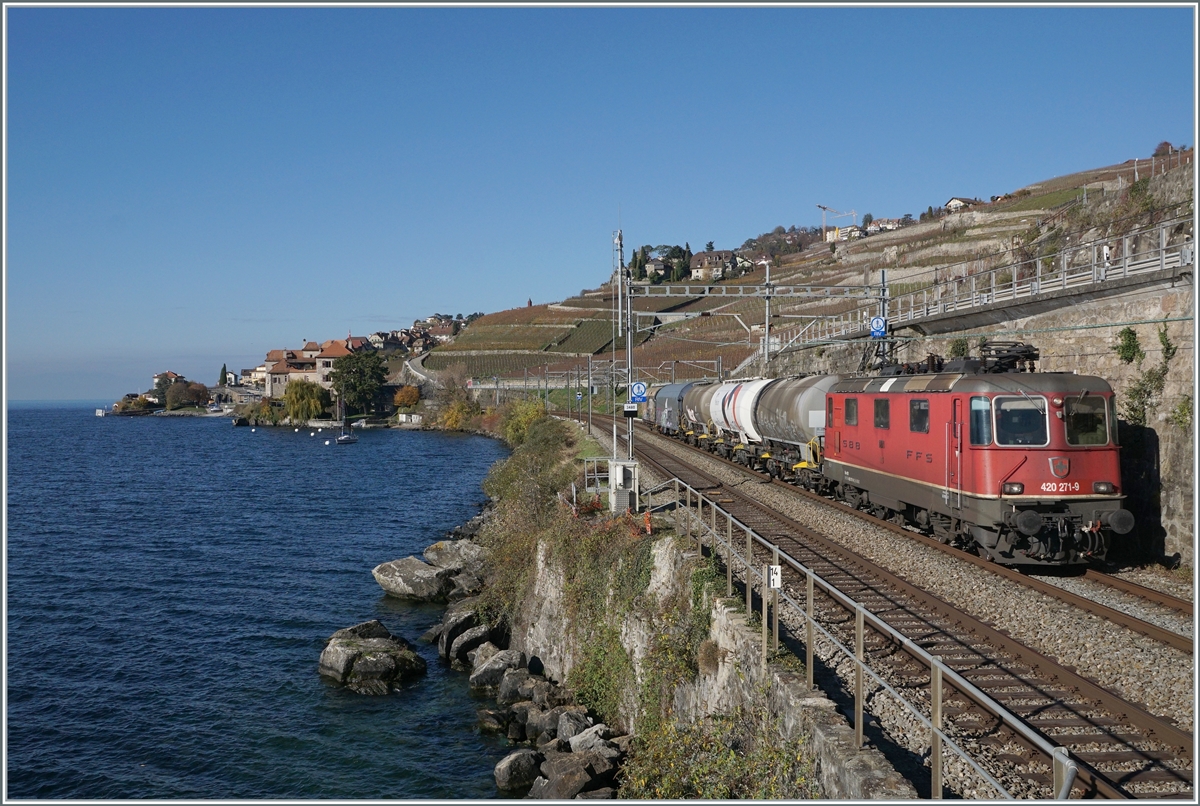 The SBB Re 4/4 II 11271 (Re 420 271-9) with a Cargo Service between Rivaz and St Saphorin. 

12.11.2020