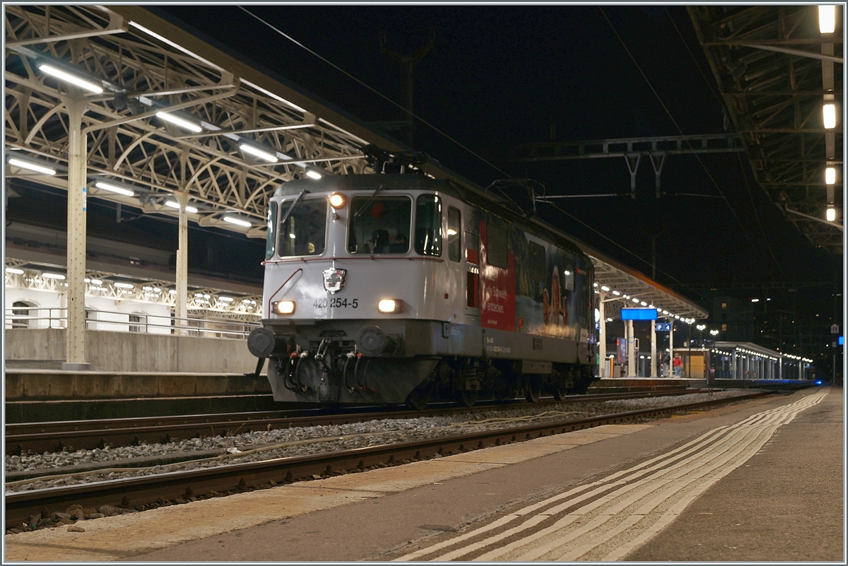 The SBB Re 4/4 II 11254 (Re 420 254-5) in Vevey.

27.11.2020