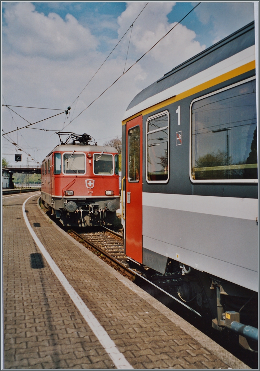 The SBB Re 4/4 II 11197 in Lindau. 

analog picture /spring 2003