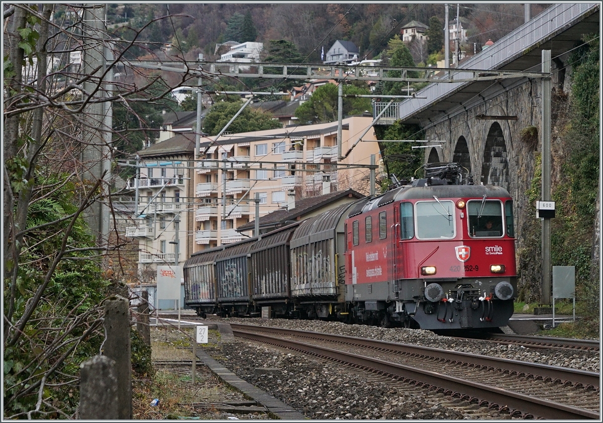 The SBB Re 4/4 II (Re 420 252-9) with a short Cargo train by Veytauy-Chillonon the way to Villeneuve. 

23.12.2020